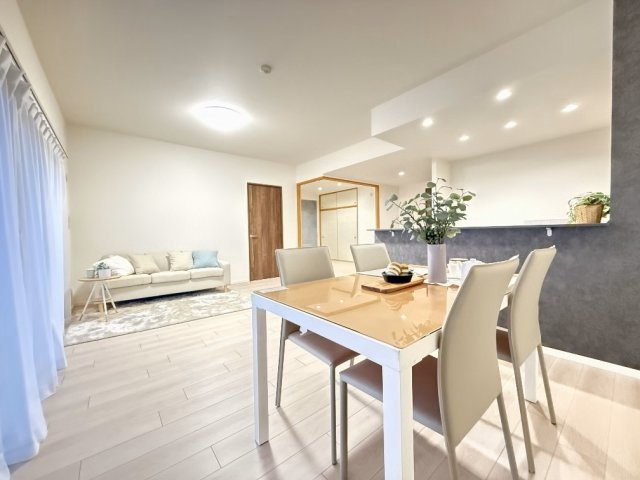 グランシティレイディアントアクアヴィータの居間・リビング