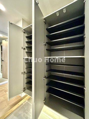 【玄関】 | コスモ柴又駅前 | 【玄関】玄関には大型のシューズクローゼットを設置しておりますのでいつでもスッキリりとした空間を保てます。玄関周りを清潔に使うのはとても大事なことですよね。