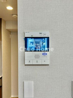 【セキュリティ】 | コスモ柴又駅前 | 【モニターホン】誰が来たかすぐにわかるカラーモニター付きインターホン。通話ボタンを押すまでは室内の音は漏れていませんので相手を確かめてから応対できます。