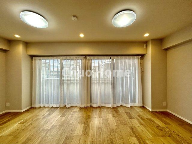 コスモ柴又駅前の居間・リビング|【リビングダイニング】一日の中で多くの時間を過すことになるリビングダイニングだからこそ、いつも穏やかな空間であることが必然。爽やかな通風と採光を存分に感じる事が出来る空間です。