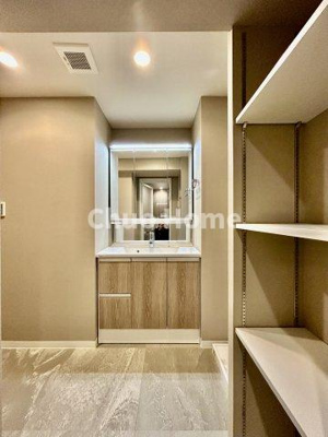 【脱衣所】 | コスモ柴又駅前 | 【洗面所】明るい洗面所は朝をすっきりさせてくれる空間です。バタバタしている忙しい朝でも収納が多い洗面台では短い時間で効率良く支度ができます。