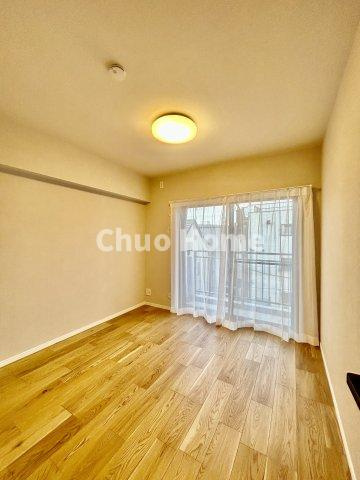 コスモ柴又駅前の寝室|【寝室】心と体をゆったりと安らげる主寝室。寝室のゆとりが大きい分だけ、暮らしの安らぎは深まります。一日の疲れを癒すだけでなく、ご夫婦の親密な語らいを紡ぎ出します