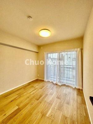 【寝室】 | コスモ柴又駅前 | 【寝室】心と体をゆったりと安らげる主寝室。寝室のゆとりが大きい分だけ、暮らしの安らぎは深まります。一日の疲れを癒すだけでなく、ご夫婦の親密な語らいを紡ぎ出します