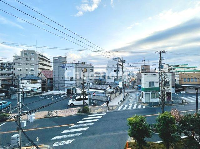 コスモ柴又駅前の展望|手を伸ばせば、ふれることが出来そうな環境が、そのままインテリアになったような印象です。その豊かな眺望にふさわしい空間には、通風・採光にも優れ、心地よい光と風があふれています