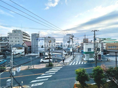 【展望】 | コスモ柴又駅前 | 手を伸ばせば、ふれることが出来そうな環境が、そのままインテリアになったような印象です。その豊かな眺望にふさわしい空間には、通風・採光にも優れ、心地よい光と風があふれています