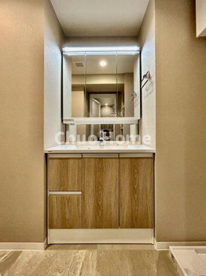 【独立洗面台】 | コスモ柴又駅前 | 【洗面化粧台】洗面化粧台には三面鏡を採用。身だしなみを整えやすい事はもちろんですが、鏡の後ろに収納スペースを設ける事により、散らかりやすい洗面スペースをすっきりさせる事が出来るのも嬉しいですね