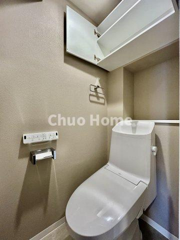 コスモ柴又駅前のトイレ|【トイレ】 収納スペースをしっかりと確保した温水洗浄便座機能付きトイレ。温水洗浄便座は清潔にお使いいただくための大切なアイテムです。