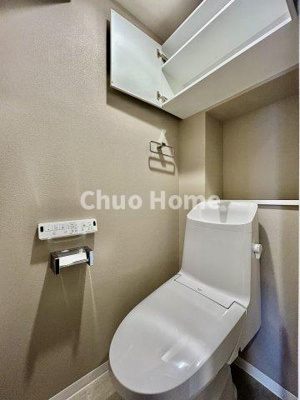 【トイレ】 | コスモ柴又駅前 | 【トイレ】 収納スペースをしっかりと確保した温水洗浄便座機能付きトイレ。温水洗浄便座は清潔にお使いいただくための大切なアイテムです。