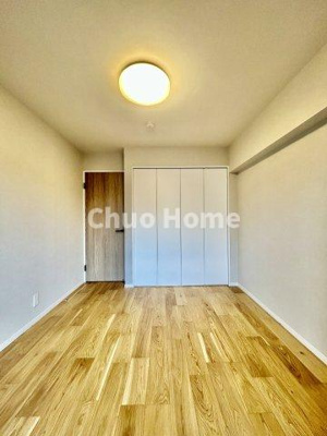 【洋室】 | コスモ柴又駅前 | 【洋室】快適に過ごす条件は、一人ひとり違います。だからこそ飾り過ぎないシンプルな内装と偏り過ぎないデザインで統一しております。居住していく中でオーナー様だけの【マイホーム】に創り上げて下さい