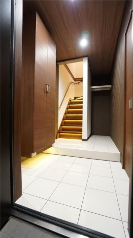 ヒルズレジデンシャルBの玄関