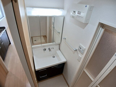 【洗面所】 | アンドーバーテラス識名（Ｄ） | 明るい洗面所です