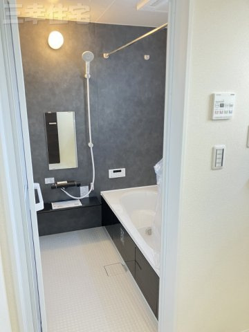 碧南市善明町の浴室|浴室には浴室暖房乾燥機が完備されています。雨の日のお洗濯も安心です