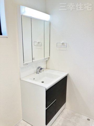 碧南市善明町の洗面所|洗面化粧台は人造大理石ボウルを採用。十分な可動式収納棚も付いた見た目も美しく機能性に優れた使いやすい仕様です。曇り止めヒーターを内蔵しており、湯気による鏡面のくもりを抑えます♪