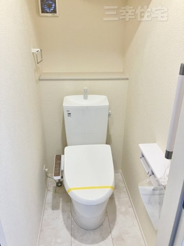 碧南市善明町のトイレ|トイレは、一階・二階共に洗浄便座を標準装備しています。水量は従来品より約60%カットされていますが、少ない水でもパワフルな洗浄力を実現しています。環境にやさしく、経済的です。
