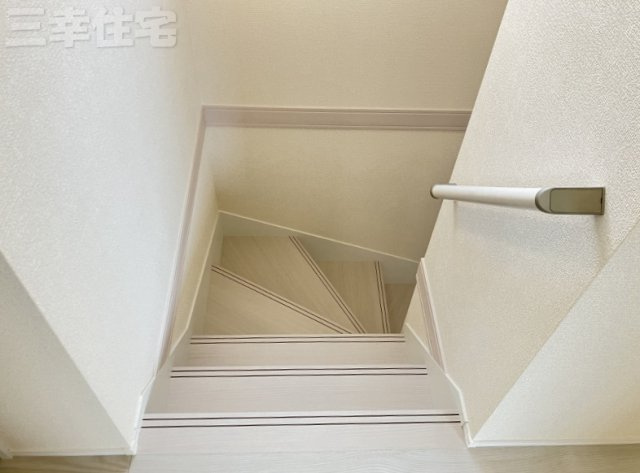 碧南市善明町の設備|階段やトイレには手すりを設置し、転落の防止や体への負担を軽減します。健康や安全に配慮した安心の住宅を提供します。