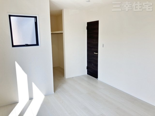 碧南市善明町の洋室|好評の白いフローリング