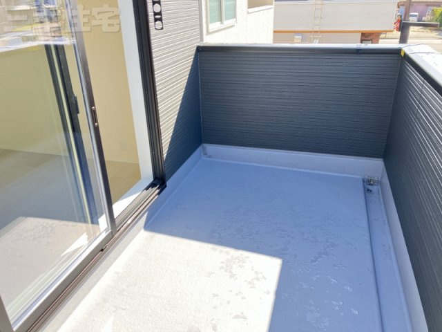 碧南市善明町のバルコニー|主寝室専用のバルコニーは南向き