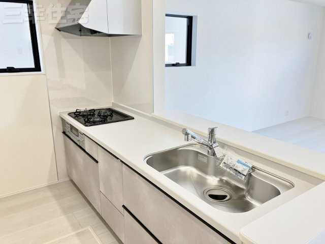 碧南市善明町のキッチン|家族の距離が縮まる対面式システムキッチン。キッチンを中心に笑顔と会話がはずむ開放的なスタイルです♪