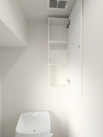 ロイヤルステージ浅草の収納|～トイレの吊戸棚写真～