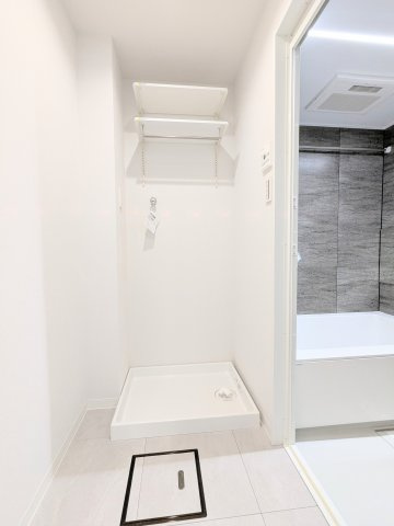 ロイヤルステージ浅草のランドリースペース|～収納付き ランドリースペース写真～