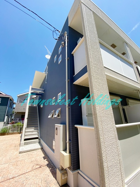 藤沢市鵠沼橘２丁目のアパートのエントランス