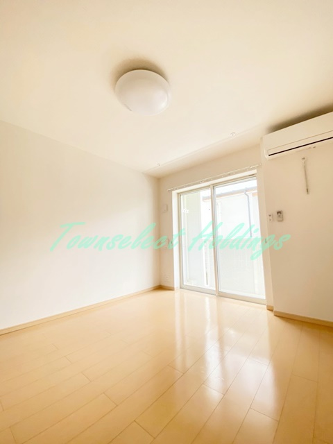 藤沢市鵠沼橘２丁目のアパートの居間・リビング