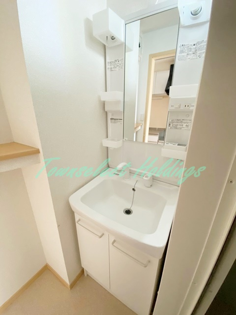 藤沢市鵠沼橘２丁目のアパートの洗面所|明るい洗面所です