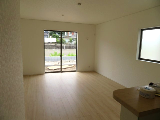 高崎市吉井町下長根第3（全4棟）1号棟の居間・リビング|大きな窓のあるリビングは明るく解放感溢れる空間。居心地良くご家族皆が寛げる憩いの空間です。生活の中心となるLDKが広いので、家族とのコミュニケーションを促進する拘り設計となっています(⌒∇⌒)
