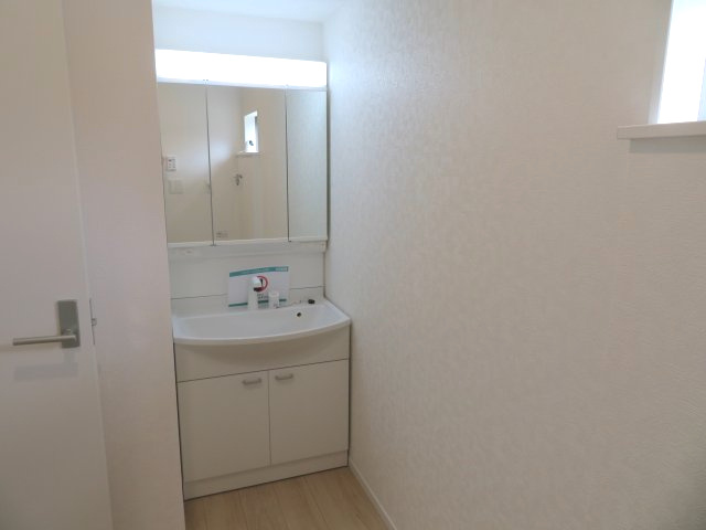 高崎市吉井町下長根第3（全4棟）1号棟の独立洗面台|三面鏡の裏に収納があり便利です。継ぎ目や隙間が無く汚れてもささっと拭くだけのお掃除に配慮したカウンターです(^▽^)/