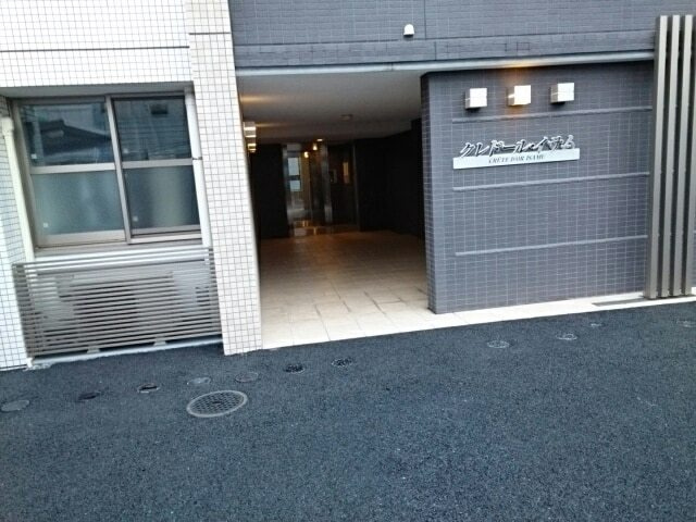 クレドール・イサムのロビー