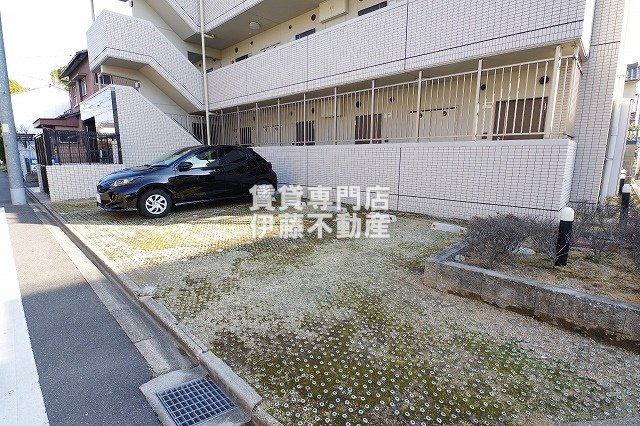 スカイコート天塚の駐車場