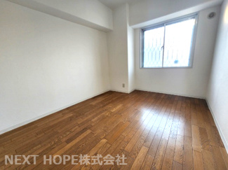 【洋室】 | 武庫川グランドハイツ | 玄関横の洋室5.5帖です♪ぜひ現地をご覧ください！お気軽にネクストホープ不動産販売までお問い合わせを！！