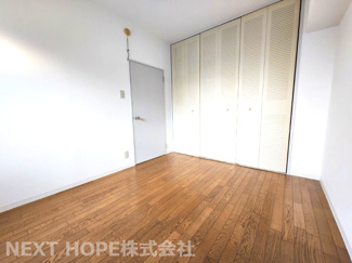 【洋室】 | 武庫川グランドハイツ | 玄関横の洋室5.5帖です♪大きなクローゼットが設けられております！たくさんのお洋服・小物が収納できます！室内を有効に使用していただけます！！
