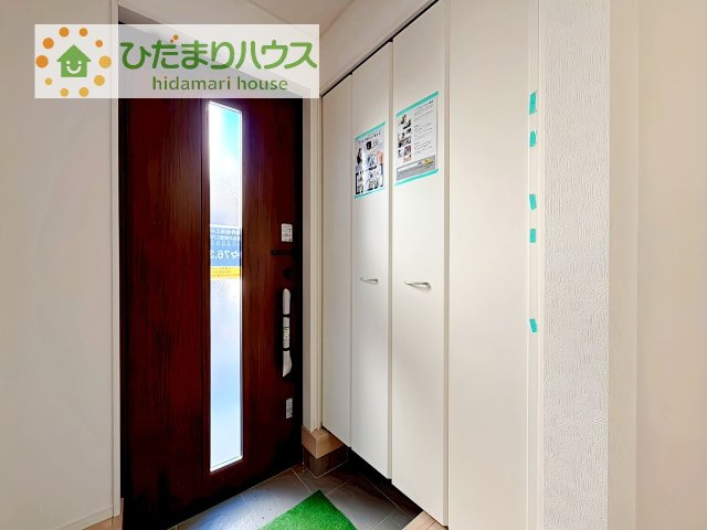 【玄関】 | 土浦市小岩田東第4　新築戸建　1号棟 | 玄関が広いので親子で並んで仲良く靴が履けますね(^^)/