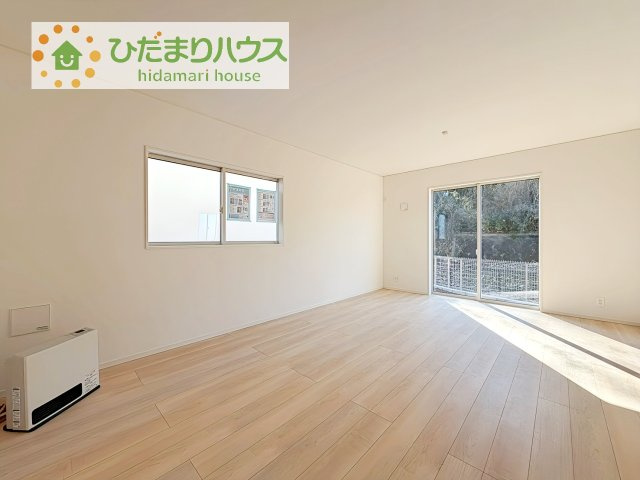 【居間・リビング】 | 土浦市小岩田東第4　新築戸建　1号棟 | 南に面した大きな窓から差し込む光で日中は電気いらず♪