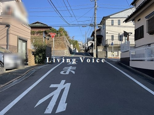 【前面道路含む現地写真】 | 【仲介手数料０円】座間市入谷東2丁目　中古一戸建て | 座間市入谷東2丁目　中古一戸建て