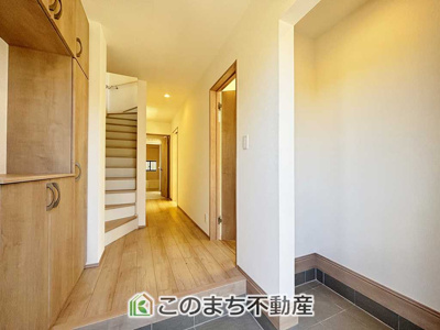 【玄関】 | ハートフルタウン栃木市片柳町1丁目1029番　A号棟 | 大きなシューズボックスを完備しております！玄関スペースを有効に活用できますね！