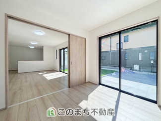 【洋室】 | ハートフルタウン栃木市片柳町1丁目1029番　A号棟 | リビングに隣接した洋室は、引き戸を開ければ一体感のある開放的な空間に。大きな窓からお庭へもスムーズに出入りできます。