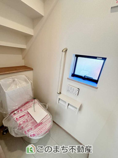 【トイレ】 | ハートフルタウン栃木市片柳町1丁目1029番　A号棟 | 小窓付きで換気がしやすく、清潔感のあるトイレ空間です。