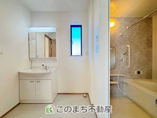【洗面所】 | ハートフルタウン栃木市片柳町1丁目1029番　A号棟 | 清潔感のある洗面室は、小窓付きで明るく換気もしやすい設計。浴室への動線もスムーズで、毎日の身支度や家事を快適にサポートします。