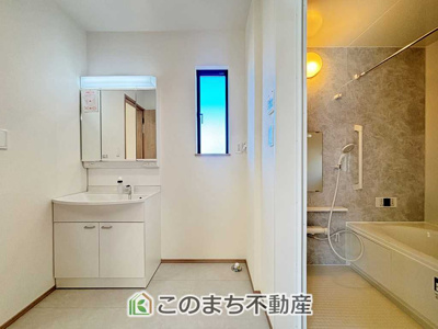 【洗面所】 | ハートフルタウン栃木市片柳町1丁目1029番　A号棟 | 清潔感のある洗面室は、小窓付きで明るく換気もしやすい設計。浴室への動線もスムーズで、毎日の身支度や家事を快適にサポートします。