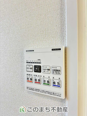 【設備】 | ハートフルタウン栃木市片柳町1丁目1029番　A号棟 | 雨の日や湿気の多い梅雨時期など、洗濯物が乾き難い時期に重宝する浴室換気乾燥機。乾燥機能だけではなく、冬場の浴室内の寒暖差を緩和する暖房機能も標準装備。ヒートショック対策に一役買います。
