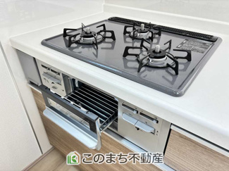 【キッチン】 | ハートフルタウン栃木市片柳町1丁目1029番　A号棟 | 三ツ口コンロ採用で、同時調理もスムーズ◎！お料理を並べられるカウンター付きで、配膳・片付けをサポート！リビングで過ごすご家族とコミュニケーションを楽しみながら作業可能です♪