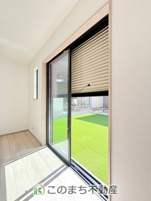 【設備】 | ハートフルタウン栃木市片柳町1丁目1029番　A号棟 | 大きな掃き出し窓からお庭へスムーズに出入りできる、開放感のある空間。シャッター付きで防犯面にも配慮されています。