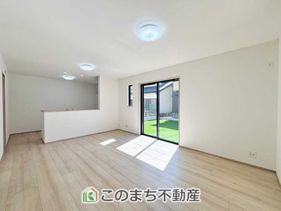 【居間・リビング】 | ハートフルタウン栃木市片柳町1丁目1029番　A号棟 | 開放感のある広々としたリビング☆家族みんなでゆったりくつろげます♪
南側から暖かな日差しが差し込みます♪キッチンからリビングの様子がよく見渡せます☆