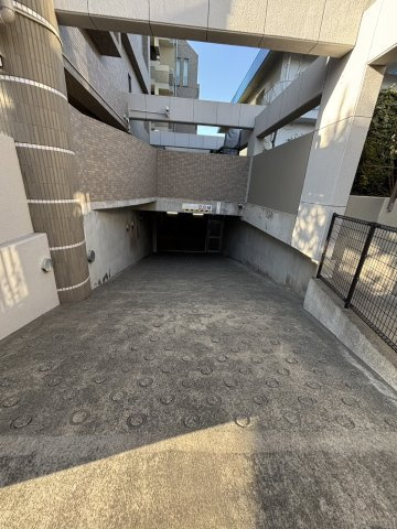 ライオンズマリンビュー逗子海岸の駐車場