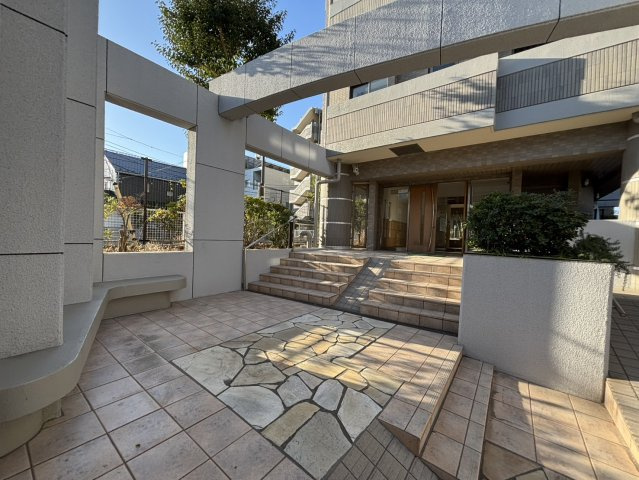 ライオンズマリンビュー逗子海岸のエントランス