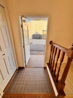 【玄関】 | 千葉市若葉区小倉台5丁目　中古戸建 | 木製の手すりでオシャレな玄関で扉を開けるとホッとする空間であなたを迎えてくれます♪