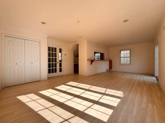 【居間・リビング】 | 千葉市若葉区小倉台5丁目　中古戸建 | ご家族でゆったりとくつろげる住空間で家族の笑顔が自然と生まれてくる、そんな雰囲気のダイニングに仕上がっています。
