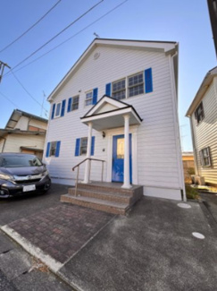 【外観】 | 千葉市若葉区小倉台5丁目　中古戸建 | 外装と屋根塗装済みの白を基調としたリフォーム戸建住宅で、商業施設や学校も近隣にある為、とても生活しやすい立地となっております！
